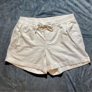 Old Navy white linen, elastic, pull on, drawstring shorts. Size Large
